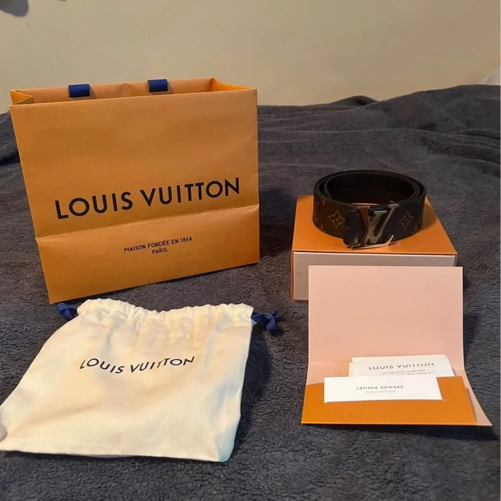 Louis Vuitton belt.Reversible buckle for black or LV print.
